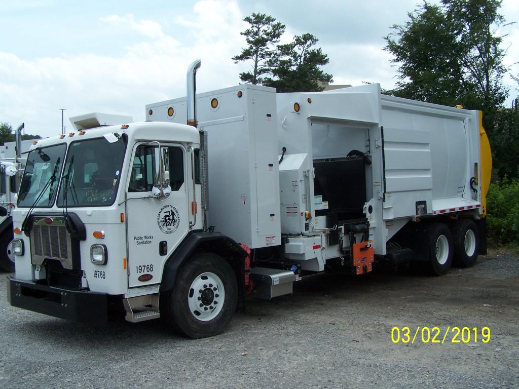 Automated side loader refuse truck