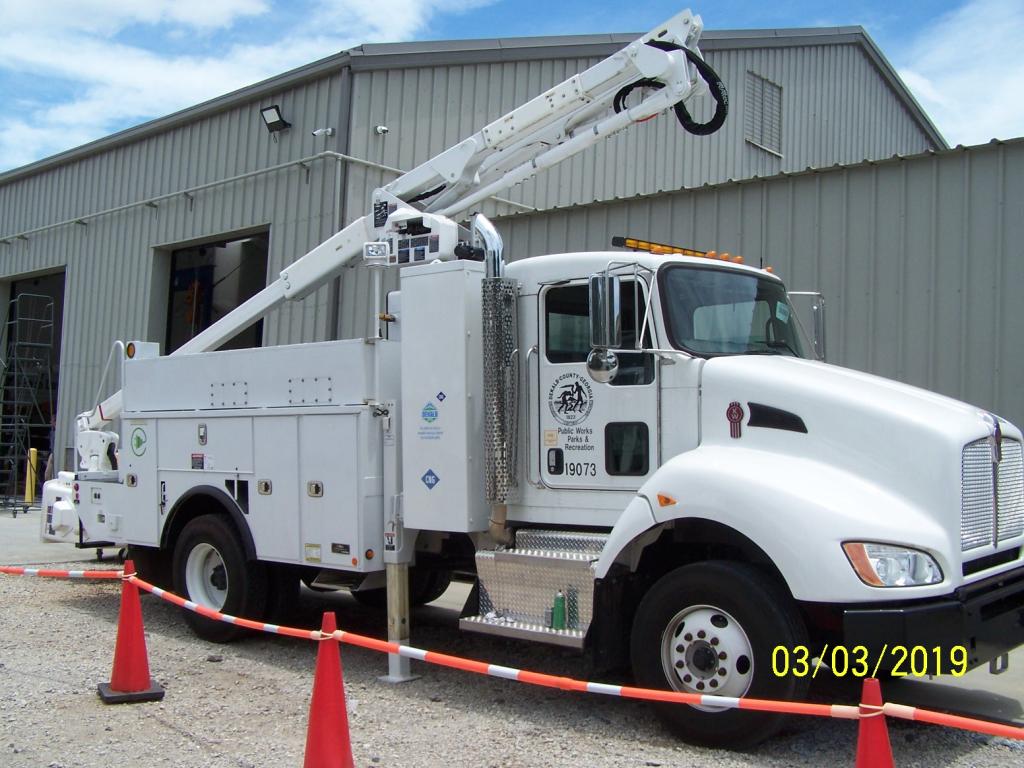 Bucket truck