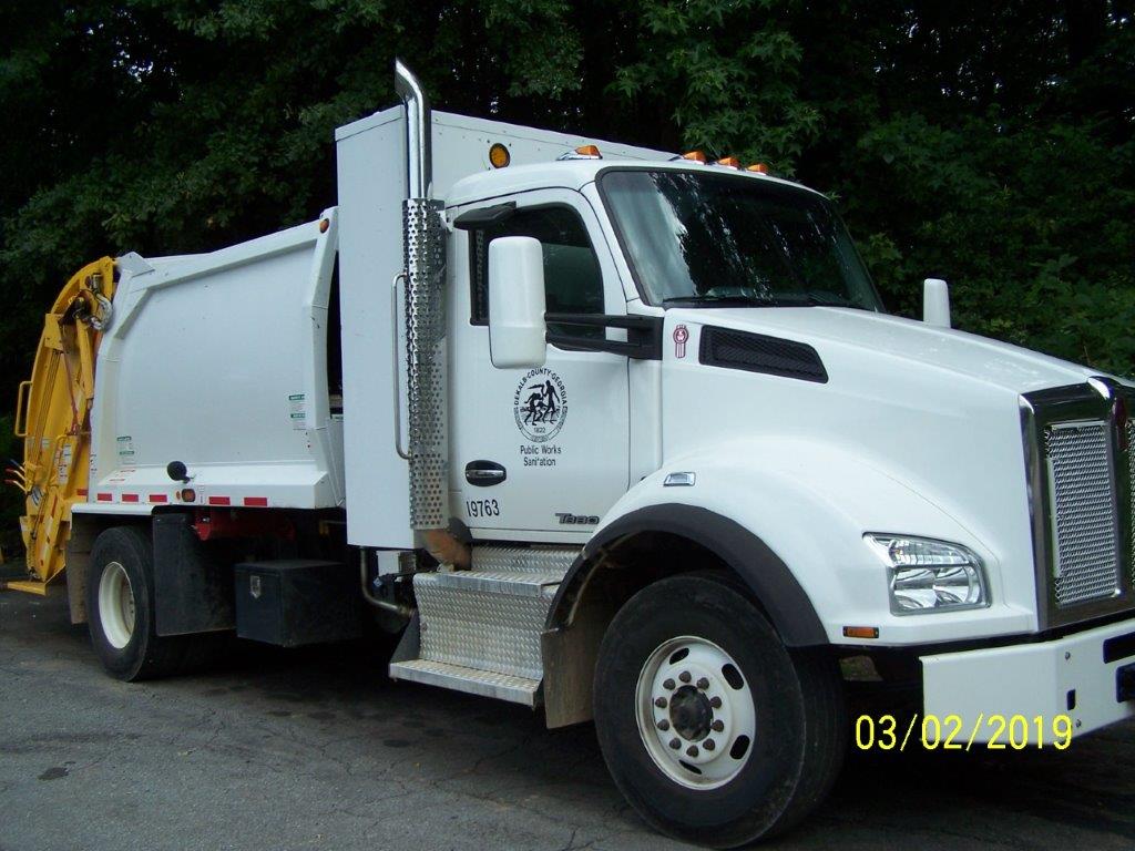 Rear loader refuse truck